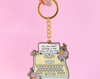 タイプライターの木製キーホルダー - いつでも新しいストーリーを書き始めることができます - セルフケアギフト、ヴィンテージタイプライター、花柄キーホルダー