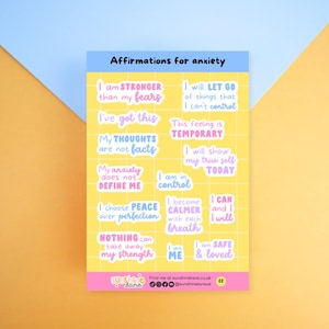Hoja de pegatinas con afirmaciones para la ansiedad, citas en rosa, azul y morado, pegatinas positivas para el planificador y pegatinas de autocuidado.