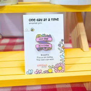 Pin de esmalte dorado "Un día a la vez": cita de autocuidado, regalo de afirmación positiva, insignia de pin floral rosa