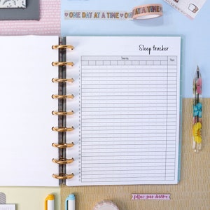 Könnte beinhalten: Ein weißer Schlaf-Tracker mit einer goldenen Spiralbindung. Der Tracker hat eine Spalte für das Schlafprotokoll und die Stunden. Der Text "Sleep tracker" befindet sich oben auf der Seite. Der Text "follow your dreams" befindet sich unten auf der Seite.