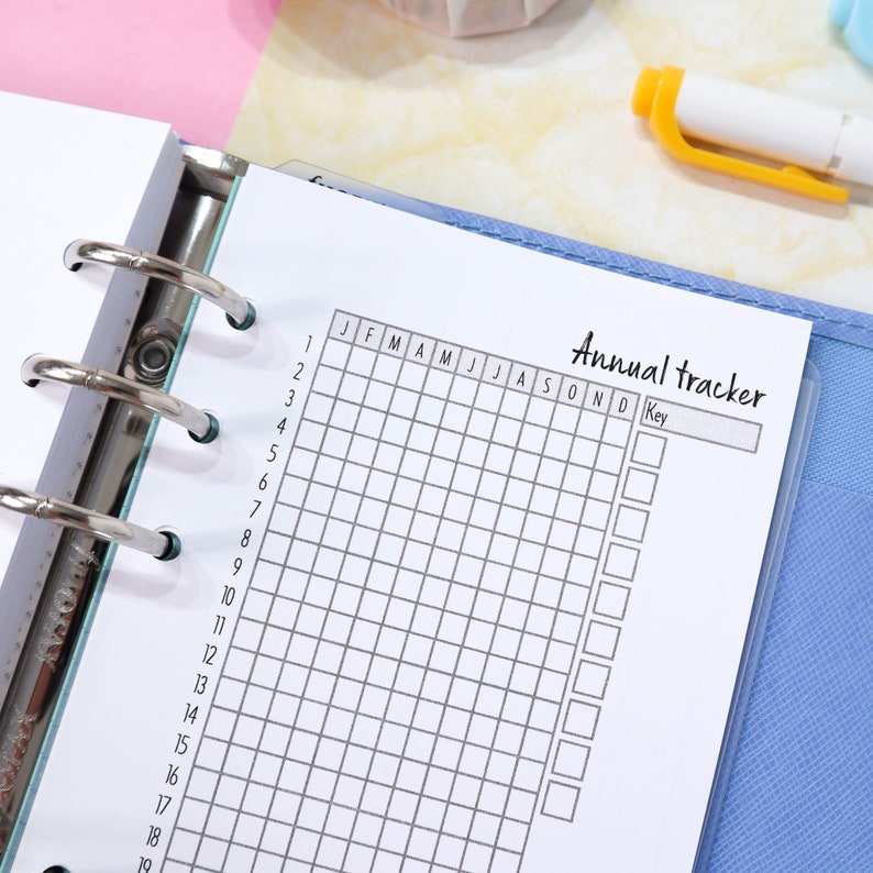 Pu&ograve; includere: Una pagina bianca con una griglia per un tracker annuale. La griglia ha 12 colonne per ogni mese dell'anno e 19 righe per ogni settimana dell'anno. C'&egrave; una sezione chiave con caselle vuote per contrassegnare gli eventi.