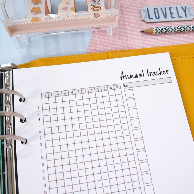Pu&ograve; includere: Una pagina bianca con una griglia nera e il testo "Annual tracker" e "Key". La griglia &egrave; divisa in 15 righe e 12 colonne. Le colonne sono etichettate con i mesi dell'anno: gennaio, febbraio, marzo, aprile, maggio, giugno, luglio, agosto, settembre, ottobre, novembre e dicembre.