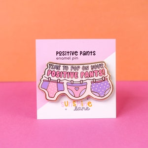 Pin de esmalte dorado de Positive Pants: pin divertido con forma de tendedero y cita positiva. ¡Ponte tus pantalones positivos!