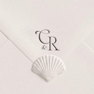 Pode incluir: Uma placa de madeira rústica com o texto "Welcome to our home" em letras brancas. A placa apresenta um acabamento desgastado e um design simples e convidativo, perfeito para a decoração da entrada.