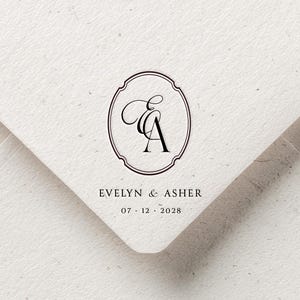 Könnte beinhalten: Ein Set aus drei Keramikbechern mit gesprenkelter, matter Oberfläche. Jeder Becher hat eine andere Farbe: hellblau, creme und grau. Die Becher haben ein schlichtes, modernes Design und einen bequemen Griff.