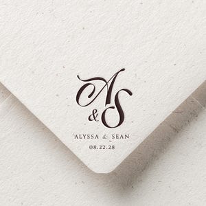 Puede incluir: Una taza de cerámica blanca con un asa negra y el texto "But First, Coffee" en negrita negra. La taza se encuentra sobre un fondo neutro, resaltando su diseño sencillo.