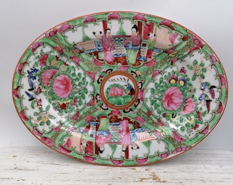 Prato oval chinês vintage de porcelana, 31,5 cm (12,4"), pintado à mão, com medalhão de rosa asiática. Prato oval grande, peça rara de porcelana chinesa.