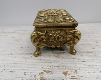 ヴィンテージの彫刻が施された真鍮のジュエリーボックス、彫刻が施され