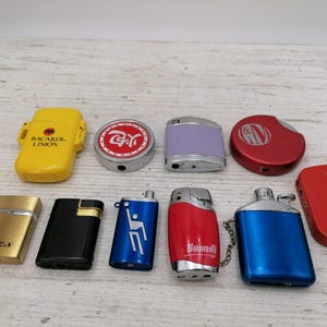 Puede incluir: Una colecci&oacute;n de diez encendedores con varios dise&ntilde;os y colores. Algunos encendedores tienen logotipos, incluyendo "Bacardi Limon", "Bondi" y "Detroit".