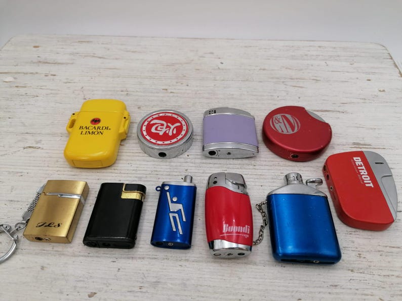 Puede incluir: Una colecci&oacute;n de diez encendedores con varios dise&ntilde;os y colores. Algunos encendedores tienen logotipos, incluyendo "Bacardi Limon", "Bondi" y "Detroit".
