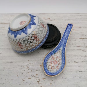 Chinesische Porzellanschale mit Löffel, Blaue und goldene Farbe Orientalische Ornamentmalerei, Orientalische Porzellanschale, Asiatische Geschirr