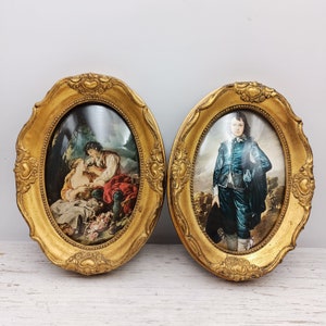 Stary wydruk papierowy w owalnej rzeźbionej ramie, antyczny wydruk, wystrój domu w stylu vintage, rzeźbiona drewniana rama w kolorze złotym, wydruk obrazu ze średniowiecza w ramie