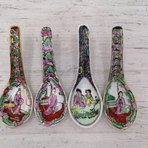 Può includere: Quattro piccoli cucchiai in porcellana con disegni floreali e figurativi colorati. I cucchiai sono dipinti con scene di persone in abiti tradizionali cinesi.