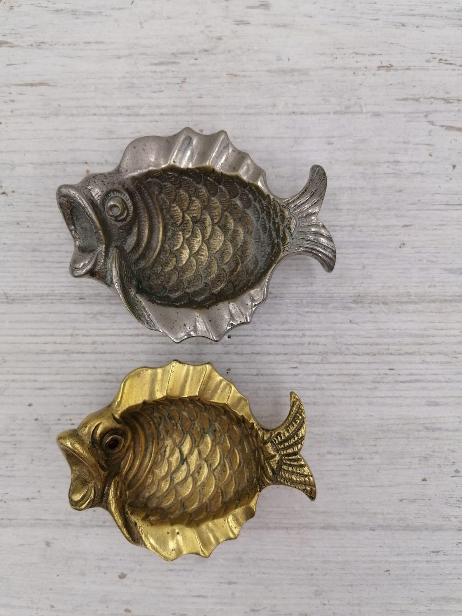 ヴィンテージ真鍮魚型灰皿、魚灰皿、金色と銀色の真鍮魚、小さな