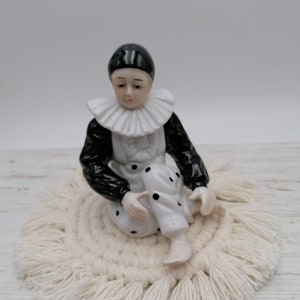 Figurka klauna Pierrota w stylu vintage, ceramiczna figurka Pierrota, siedząca figurka Pierrota, biało-czarna figurka Pierrota, prezent dla kolekcjonera, wystrój domu