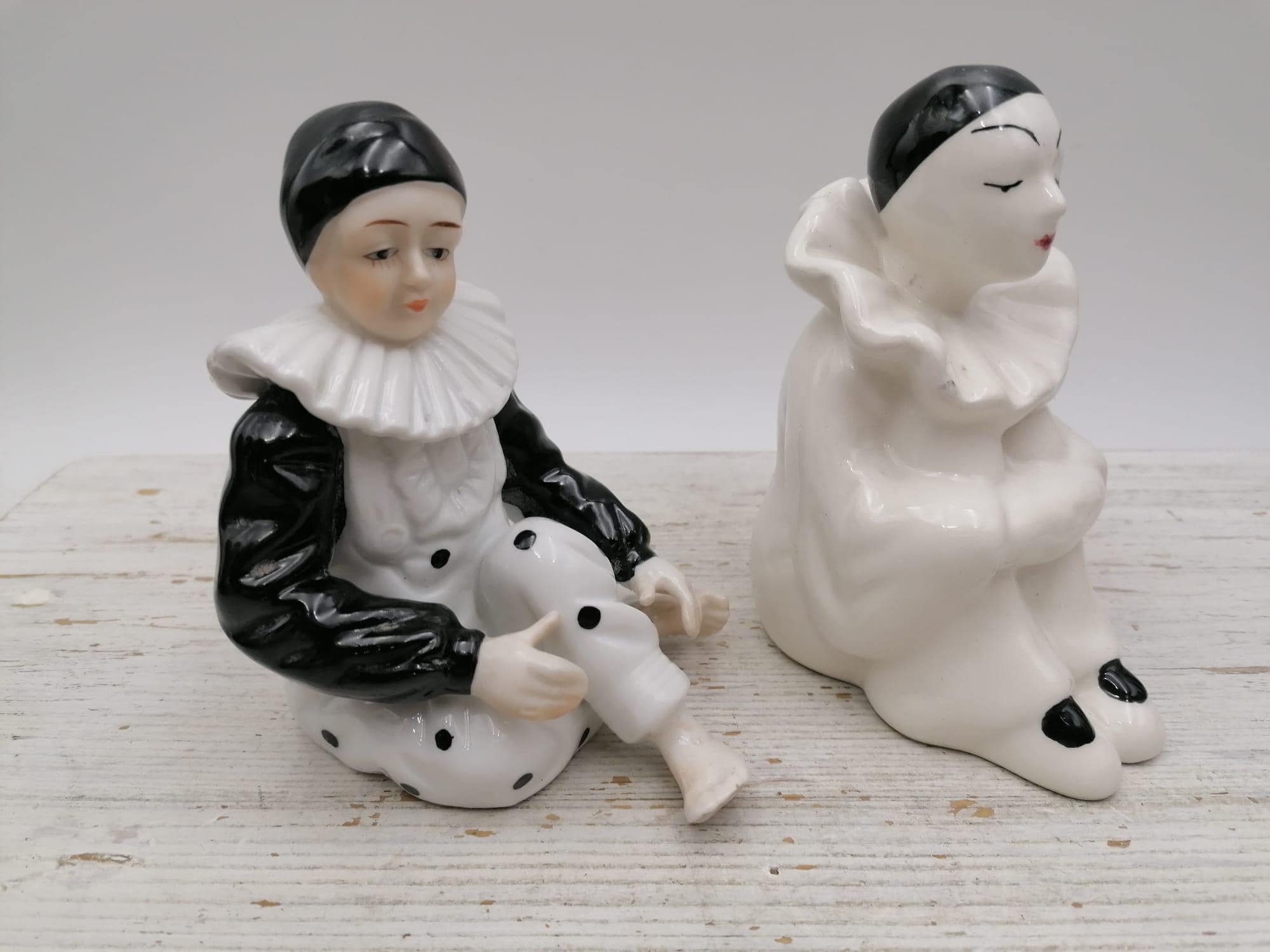 ヴィンテージピエロピエロの置物、陶器のピエロ像、座ったピエロの置物