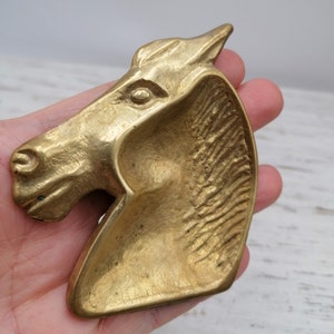 Posacenere vintage in ottone, posacenere a forma di cavallo, posacenere dorato, posacenere da collezione, posacenere decorativo in ottone intagliato, posacenere con cavallo