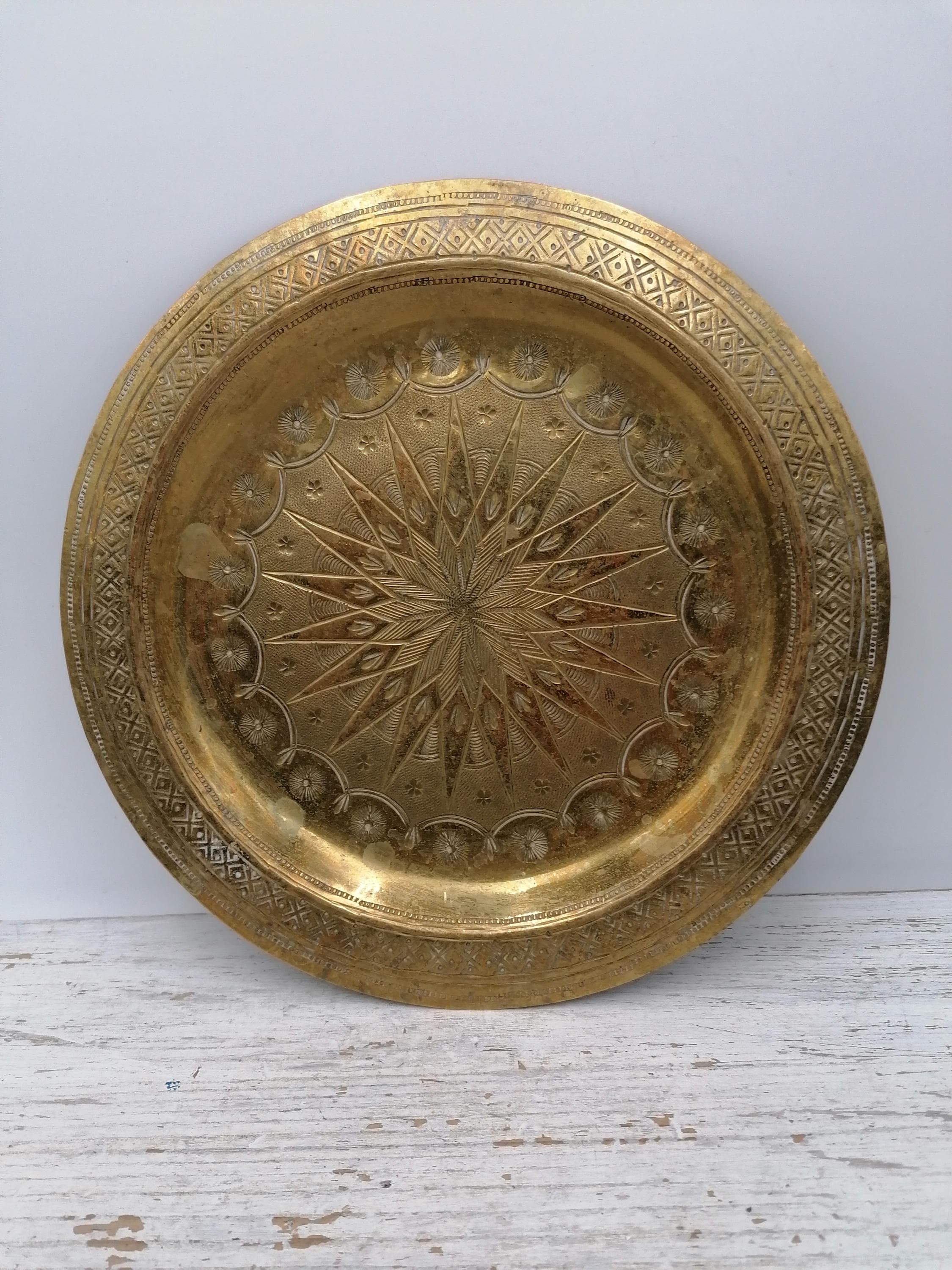 Retro IGT-PLATE Brass（retroism Artisan Brass Plates Assorted - Set of 4 – The Collective Home