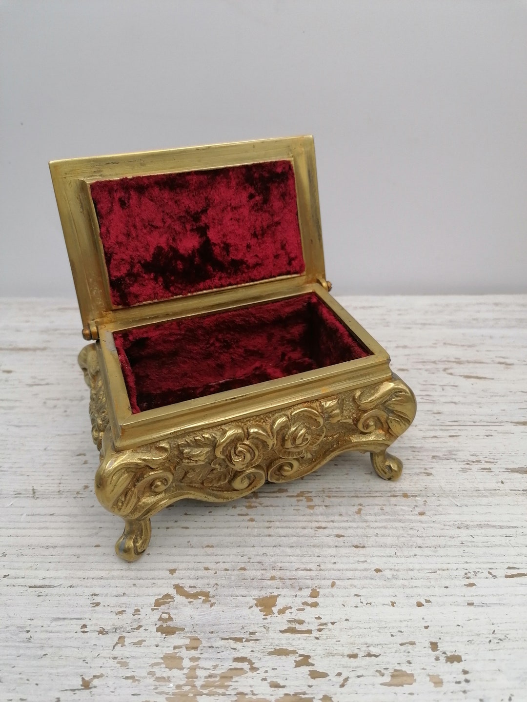 ヴィンテージの彫刻が施された真鍮のジュエリーボックス、彫刻が施され