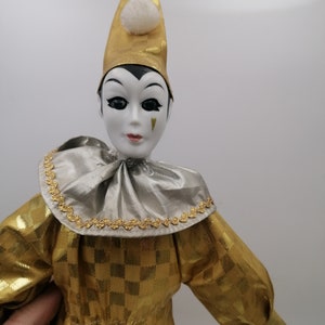 Lalka Pierrot z porcelany vintage, Lalka Pierrot vintage, Lalka kolekcjonerska, Porcelanowy Pierrot w złotym stroju, ręcznie malowana twarz