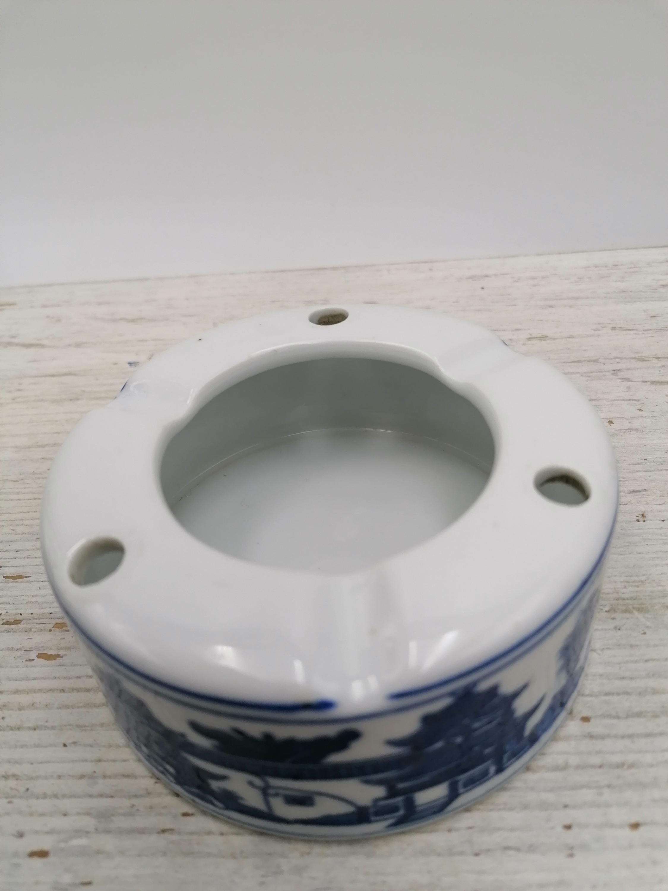 中国製　陶器飾り灰皿♥ 中国磁器灰皿、中国装飾灰皿、青と白の灰皿、花装飾灰皿、磁器