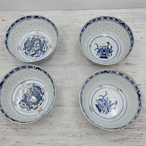 Vintage Set von 2 chinesischen 4,5 ""kleinen Schüsseln, asiatischen Reisschüssel, blaue und weiße chinesische Utensilien, asiatische Suppen / Reis kleine Schüssel, orientalische Küchenartikel."