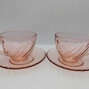 Set di tazza e piattino da tè Arcoroc Francia, Tazza da tè rosa, Vetro rosa francese