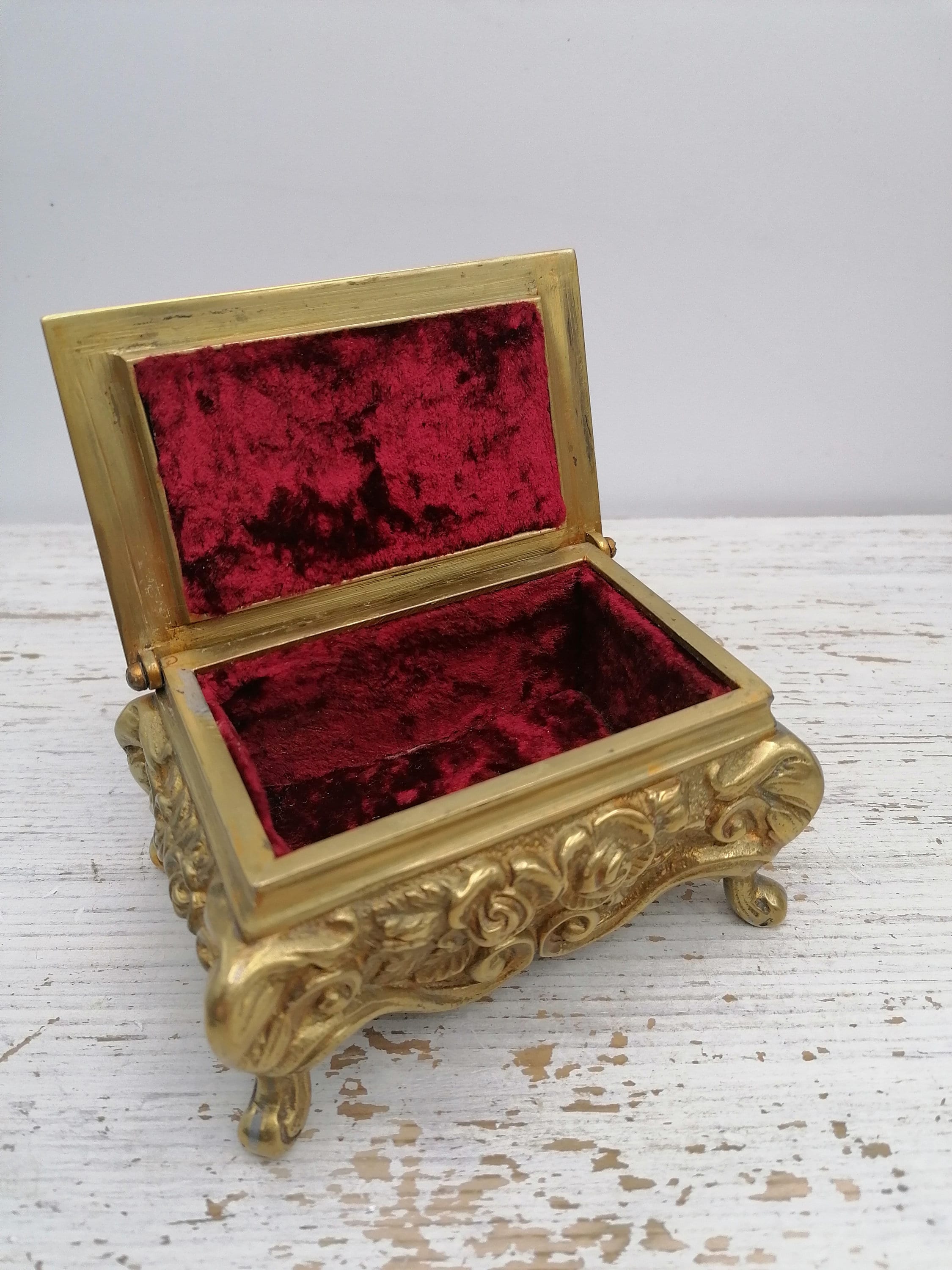 ヴィンテージの彫刻が施された真鍮のジュエリーボックス、彫刻が施され