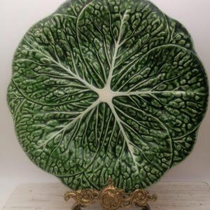Grande assiette vintage verte de 30,5 cm (12 pouces) en forme de chou, assiette à motif de feuille de chou, rare assiette verte en forme de chou, vaisselle de cuisine portugaise