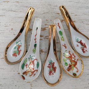 Vintage chinesischer Reisnudelsuppenlöffel, asiatischer Löffel mit rotem Drachenmuster, seltener Sammlerlöffel, asiatischer Suppenlöffel, handbemalter Löffel