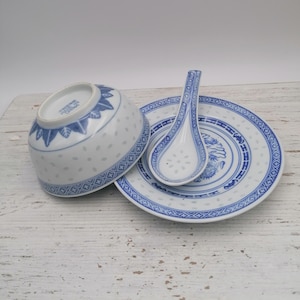Set aus chinesischer Suppenschüssel, Teller und Löffel, blauer chinesischer Nudelsuppenschüssel und Löffel, chinesischer Löffeln, orientalischem Suppenset, asiatische Schüssel mit Löffel