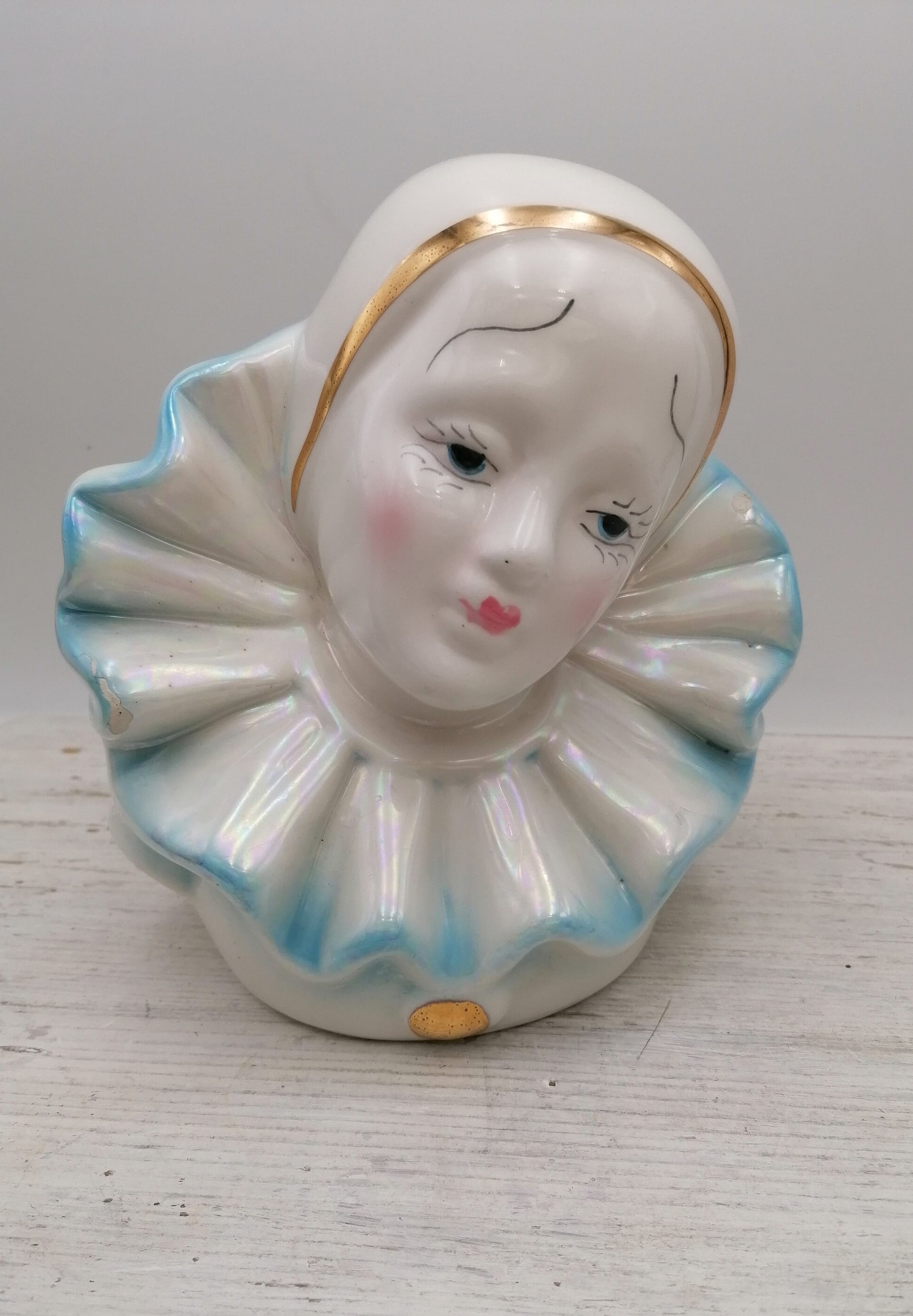 PIERROT GOURMAND : Porte-Sucette en forme de buste de Pierrot. Rare