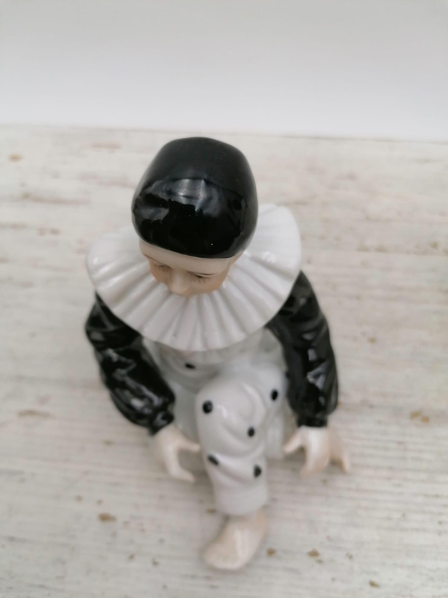 ヴィンテージピエロピエロの置物、陶器のピエロ像、座ったピエロの置物