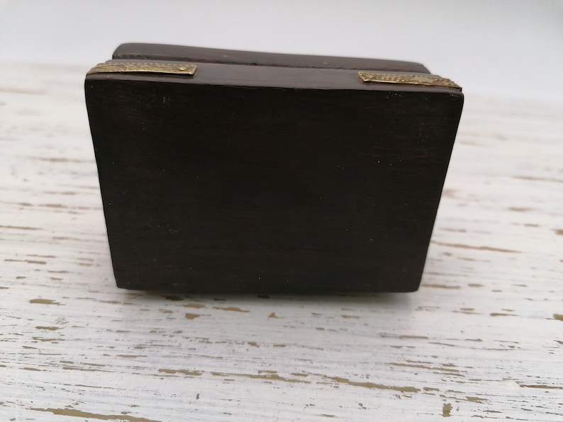 Liten smyckesask i trä med mässingselement, fyrkantig brun ask, prydnadsask, vintage husinredning bild 3