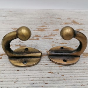 Vintage set med 2 massiva väggkrokar, liten galge snidad galge, liten klädgalge, gyllene galge, handdukskrok, heminredning