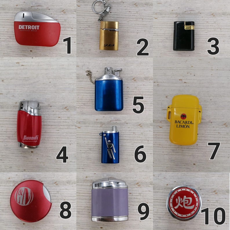 Puede incluir: Una colecci&oacute;n de diez encendedores diferentes, incluyendo un encendedor rojo con la palabra "DETROIT" en &eacute;l, un encendedor azul con una parte superior plateada, un encendedor amarillo con las palabras "BACARDI LIM&Oacute;N" en &eacute;l y un encendedor morado con una parte superior plateada.