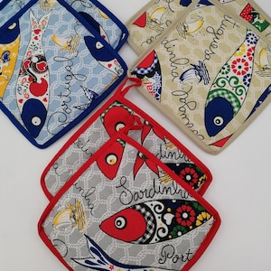 Set med 2 portugisiska grytlappar 18 x 18 cm, set med 2 grytlappar med sardinder som dekor, liten present från Portugal