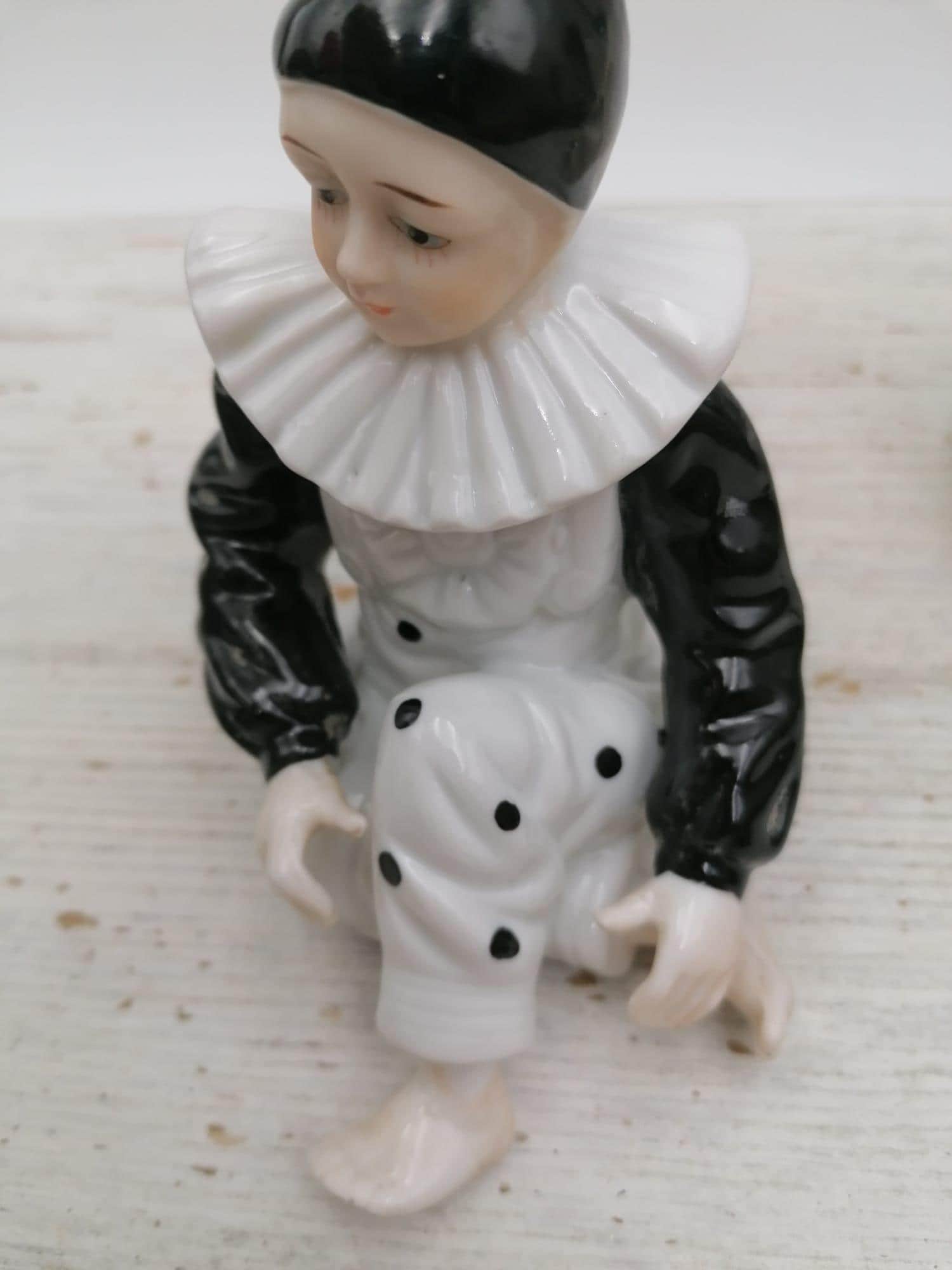 ヴィンテージピエロピエロの置物、陶器のピエロ像、座ったピエロの置物