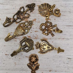 Vintage massief metalen wandhaak met messing coating, kleine hanger, gegraveerde hanger, kleine kledinghanger, goudkleurige hanger, handdoekhaak