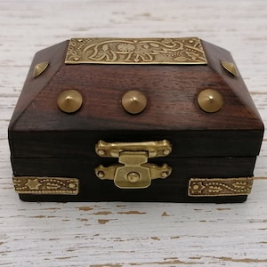 Kleine Holz Schmuckschatulle mit Messing-Elementen, quadratische braune Schmuckschatulle, Vintage Hausdekor