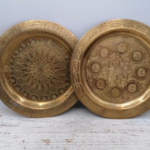 Placa tallada de latón vintage de 7,9", placa decorativa de latón, placa de latón coleccionable, placa de latón única, placa redondeada de latón vintage