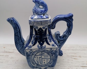 Vintage Chinese Ceramic Teapot ,Chinese Teapot with Handle ,unique Chinese Teapot with símbolos,Chinese dishes for tea,Blue and White Teapot