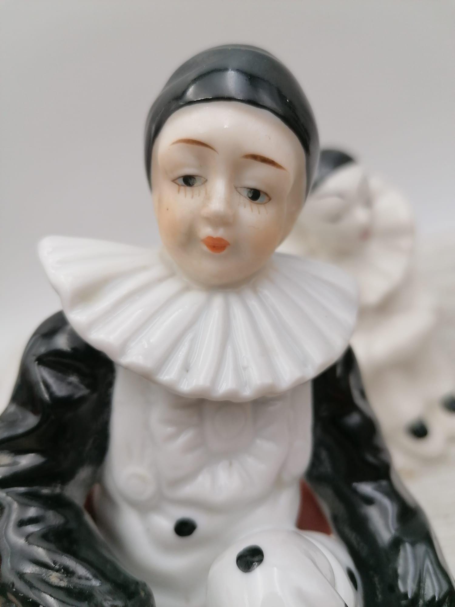 ヴィンテージピエロピエロの置物、陶器のピエロ像、座ったピエロの置物