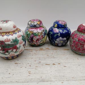 Kinesisk 2,8" asiatisk ingefärsburk med lock, sällsynt liten vas, minivas med blomsterdekor, rund liten vas, ingefärsburk från orientalisk samling