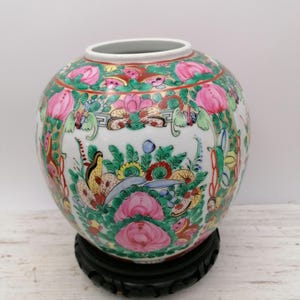 Vintage Chinese Famille Rose Vase, 6.5&quot; High, Famille Rose Medallion Vase, Oriental Decor, Asian Vase, Famille Rose Porcelain Vase
