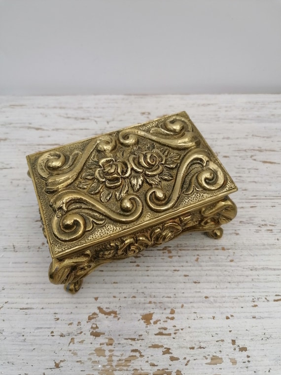 ヴィンテージの彫刻が施された真鍮のジュエリーボックス、彫刻が施され