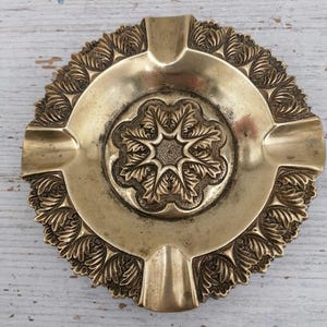 Cenicero redondo vintage de latón tallado de 13,5 cm (5,3"), cenicero antiguo con decoración de hojas, cenicero para 4 cigarrillos, cenicero con forma de flor, cenicero romántico