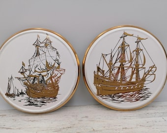 Vintage keramische set voor 2 ronde borden, keramische plaat met koperen rand, scheepsdecorplaat, wandbord met scheepsafbeelding