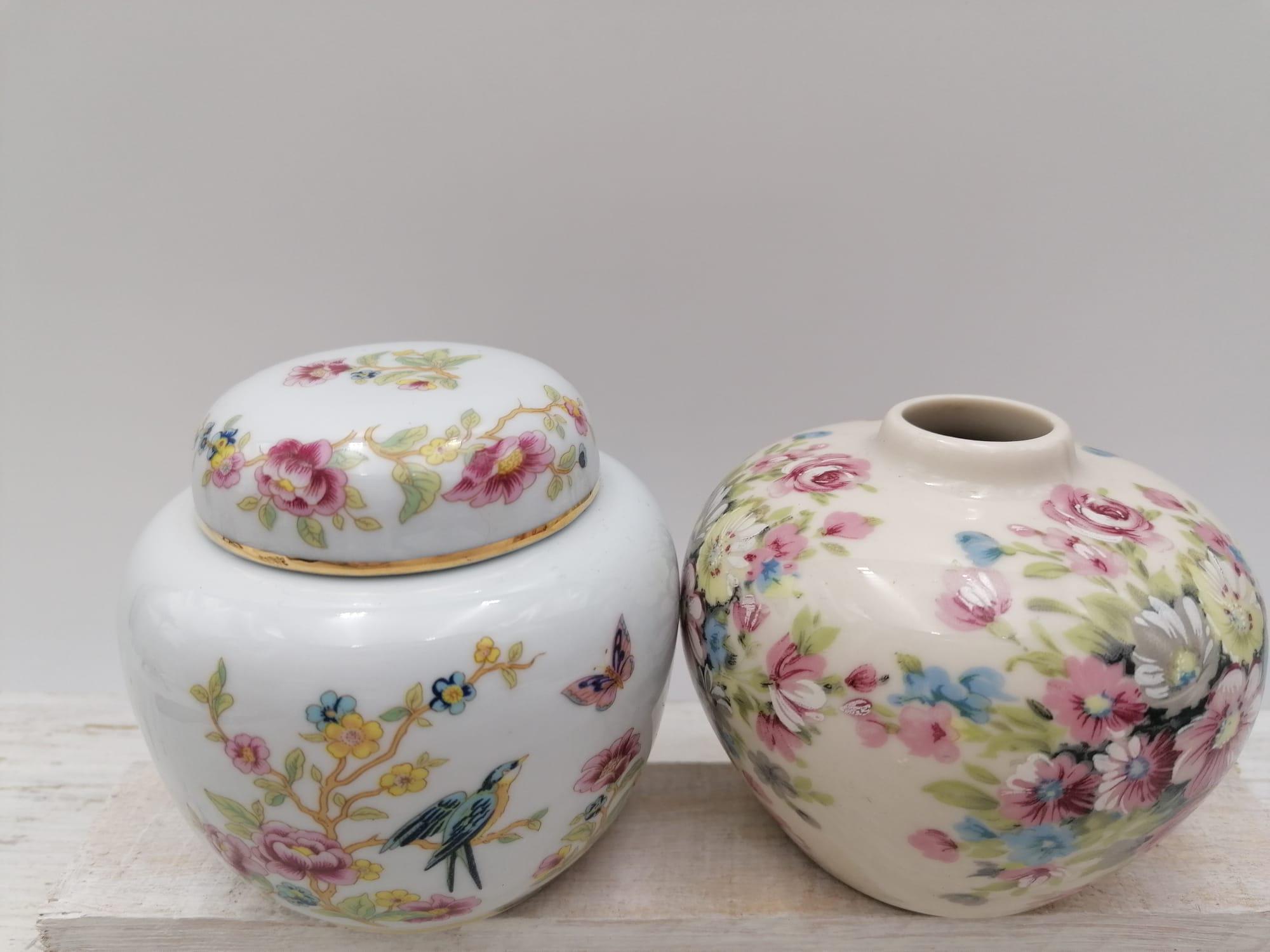 ヴィンテージ 3インチ～4.5インチ 中国製 蓋付き花瓶、珍しい花柄花瓶