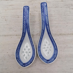 Set di 2 cucchiai da zuppa in porcellana vintage, cucchiai da zuppa di noodle a pois di riso, cucchiai cinesi in porcellana blu, decorazioni in porcellana orientale asiatica